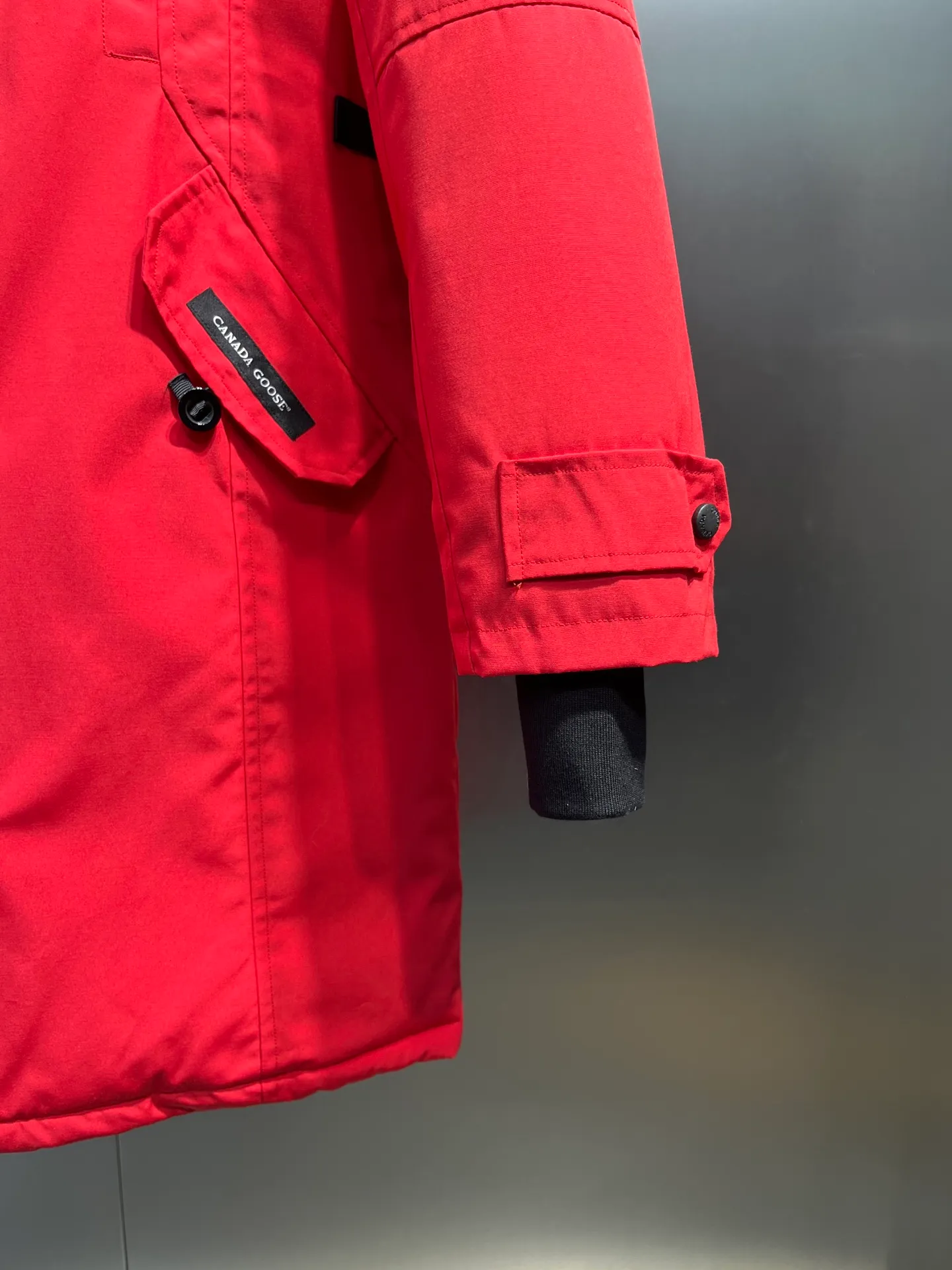 P860 🇨🇦CANADA GOOSE 12 women's models, factory direct supply: supplying global purchasing agents, micro-businesses, entities, Tmall, high-end stalls and studios, free shipping! Trillium Parka Women's 12 "popular" women's models are chosen by Arctic and Antarctic scientific expedition teams as winter wear, the Rolls-Royce of down jackets. ➖ Industry-leading anti-counterfeiting chip sensing. ➖ Imported Behringer embroidery machines and customized embroidery labels, the highest level and industry leading. ➖ Imported Korean 21-count polyester-cotton blended original fabric, TC85 waterproof coated fabric, water-repellent, windproof and wear-resistant. ➖ The new national standard 80 white duck down is filled with an average of 520 grams of down. The amount of down filled is industry-leading. ➖ 100% nylon lon lining with double double-layer sealing design to prevent velvet running, seamless thread design on cuffs! ➖ Western Canadian Green Wolf Collar. ➖ Yoshida YKK provides original factory-customized electroplated sliders. YKK two-way lockable zippers are tight and smooth and do not peel off paint. ➖ 3M composite Velcro is durable and the accessories and hardware are all custom-made. Note: Our copywriting is only simple and clear. Instead of bragging about the copywriting, it is better to compare and understand with samples. Only for the purest, most focused, most professional, highest quality, and most cost-effective!  SIZE:S-XXL